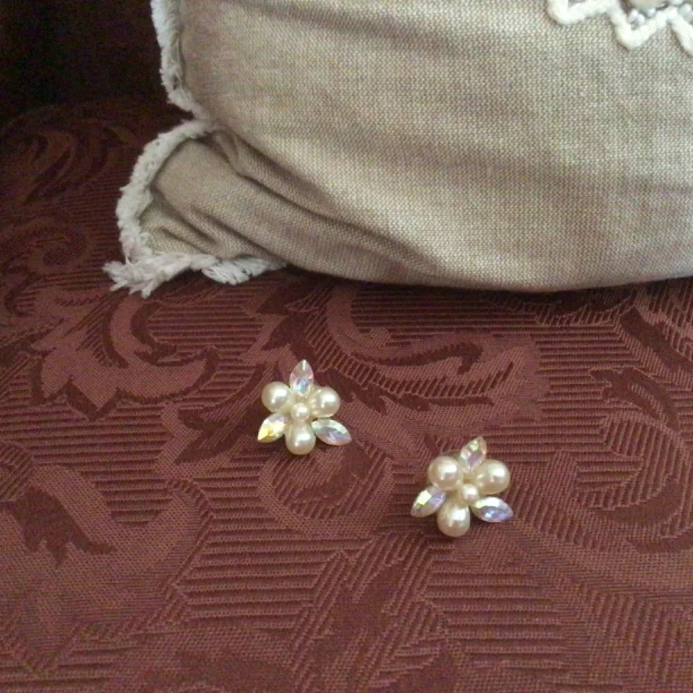 Stunning Pearl and Swarovski Petal Cut Cluster Stud Earrings - Picture 4 of 5